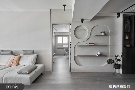 雙拼格局化解樑柱挑戰,灰白現代宅以流暢動線與吧台氛圍營造質感生活