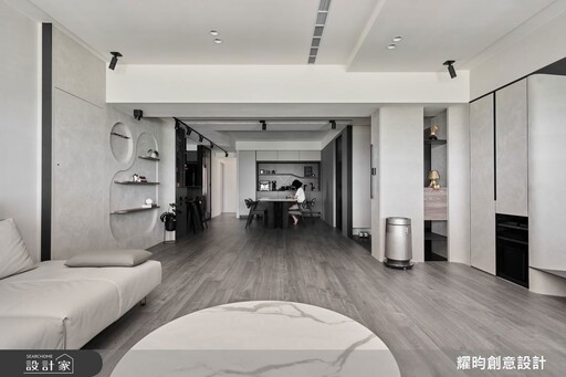 雙拼格局化解樑柱挑戰,灰白現代宅以流暢動線與吧台氛圍營造質感生活