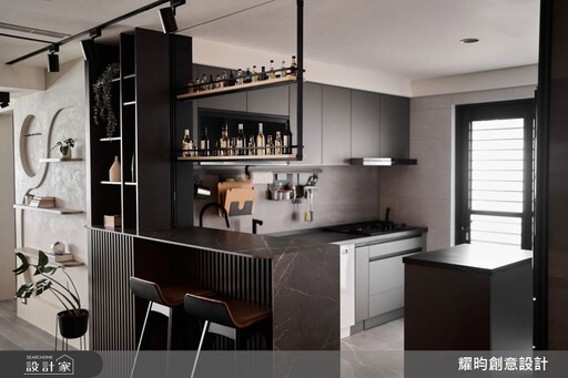 雙拼格局化解樑柱挑戰,灰白現代宅以流暢動線與吧台氛圍營造質感生活