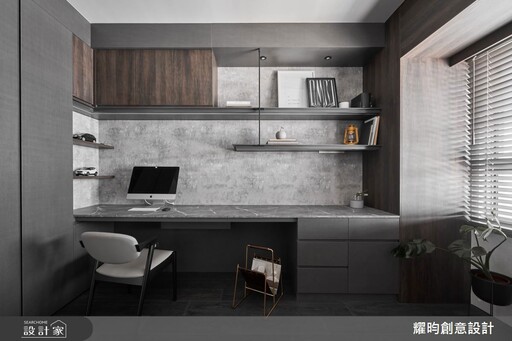 雙拼格局化解樑柱挑戰,灰白現代宅以流暢動線與吧台氛圍營造質感生活