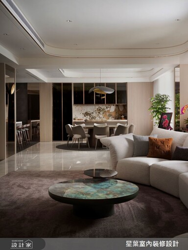 桃園 108 坪豪宅設計!細膩梳理空間演繹大器格局,用透光石材牆、歐規中島打造一家人的社交重心