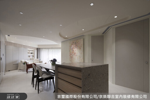 信義區老屋翻修之旅：以雙軸動線X弧形語彙，構築三面採光的理想開放式居所，讓人、建築與自然共生