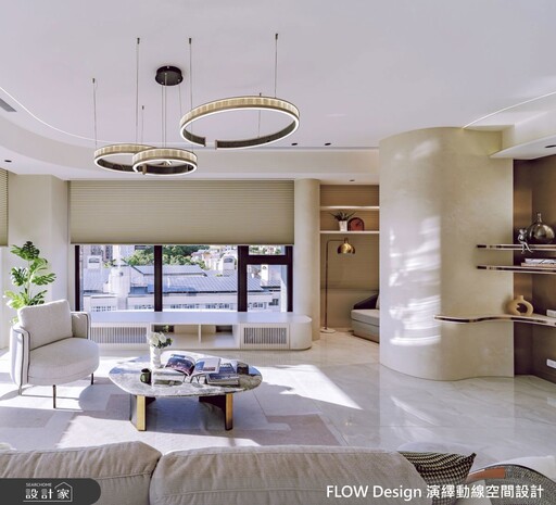 讓窗景成為家的完美背景！投影布幕讓山景變成 120 吋流動風景畫，刻畫三代同堂生活詩意