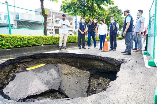 大里文心南路漏夜完成坑洞回填 中市府全面檢視道路安全