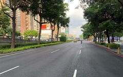 用路人笑逐顏開！台灣大道南側機慢車道燙平完工