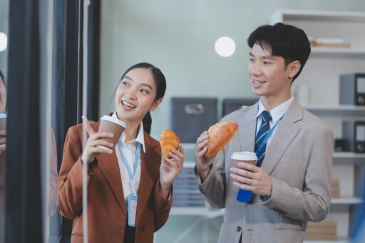 愛情訊號藏不住!男生對妳有好感的6個「身體反應」快來對照看看