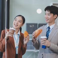 愛情訊號藏不住！男生對妳有好感的6個「身體反應」快來對照看看