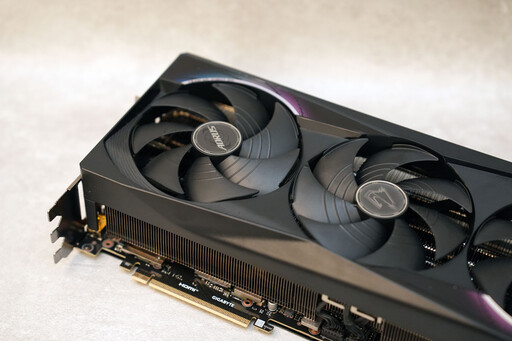 技嘉AORUS GeForce RTX 5080 MASTER 16G顯示卡開箱評測分享：搶「鮮」體驗DLSS4等新技術+料好實在效能優異！