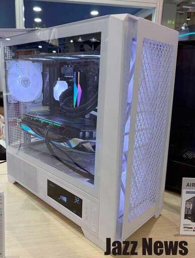 MONTECH君主COMPUTEX 2025巡禮：最友善聰明設計的機殼都在這！新款風扇電供也都吸睛