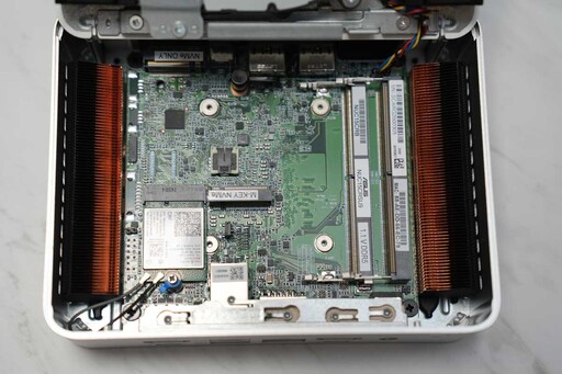 ASUS NUC 15 Pro+開箱評測分享：迷你電腦也能有強悍的AI效能與極致的擴充能力！