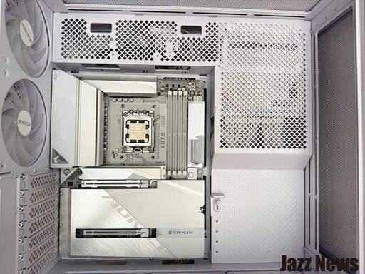 技嘉X870 AORUS STEALTH ICE主機板開箱評測分享：背插式簡潔設計白色控莫錯過 給你滿滿的高規格配置