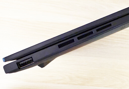 ASUS Zenbook 14 (UM3406)開箱：超輕薄效能優異是商務人士最佳AMD陣營中的親民Copilot+ PC選擇
