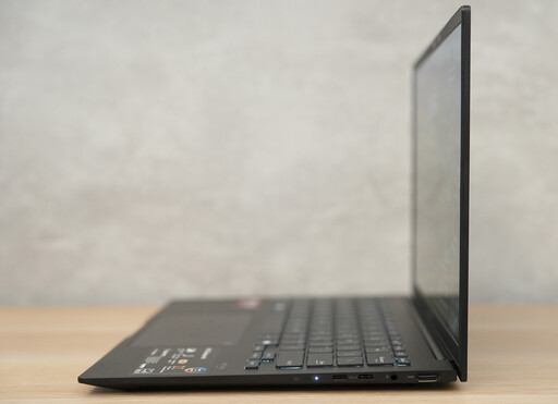 ASUS Zenbook 14 (UM3406)開箱：超輕薄效能優異是商務人士最佳AMD陣營中的親民Copilot+ PC選擇