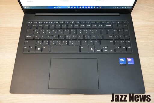 LG gram Pro 16吋極致輕薄AI筆電開箱評測：搭載Intel Ultra 9強大效能與AI功能令人驚艷！螢幕與鍵盤舒適度超加分