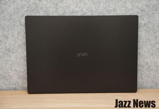 LG gram Pro 16吋極致輕薄AI筆電開箱評測：搭載Intel Ultra 9強大效能與AI功能令人驚艷！螢幕與鍵盤舒適度超加分