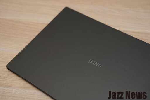 LG gram Pro 16吋極致輕薄AI筆電開箱評測：搭載Intel Ultra 9強大效能與AI功能令人驚艷！螢幕與鍵盤舒適度超加分