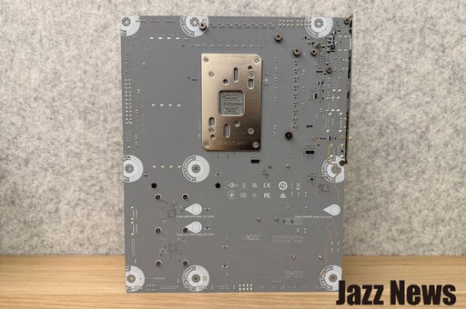 雪白銀色超帥!微星MAG X870E GAMING PLUS MAX WIFI白色款主機板評測分享:內建真Wi-Fi 7與5G LAN和USB-C 40G