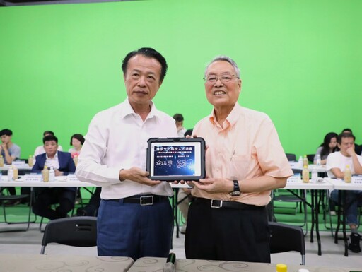 施振榮率團參訪嘉義文化景點 與縣府團隊交流數位科技發展