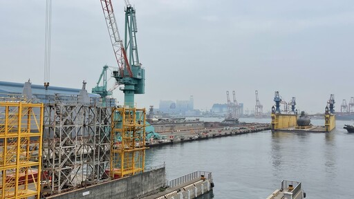 影／國造潛艦「海鯤號」移泊至台船小塢 進入泊港測試
