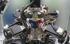 機器人「TOKUI」破世界紀錄 0.305秒解完魔術方塊