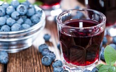 玻璃杯中的超級食物 藍莓酒好處多