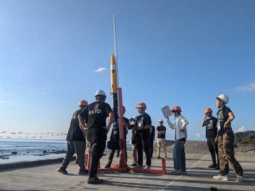 首次全箭回收！陽明交大學生自製固態火箭、屏東旭海成功升空