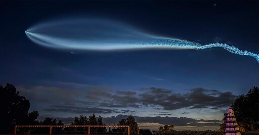 SpaceX火箭發射在夜空形成絢麗「太空水母」 堪稱一場藝術表演