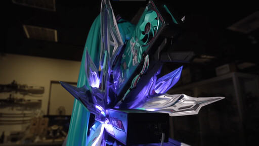 夢幻老婆驚豔WirForce 2025！創作者黃小潔打造2尺巨型初音主機亮相