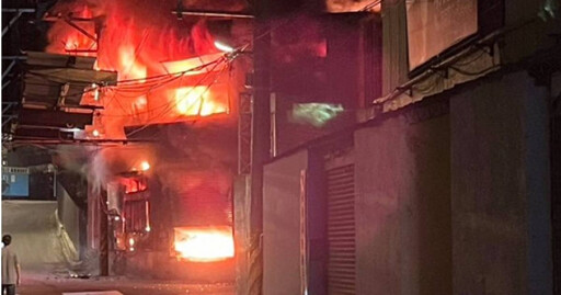三峽泡棉工廠全面燃燒！消防籲居民「緊閉門窗戴口罩」出動46車搶救