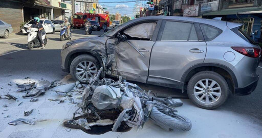 桃園大園驚見機車與迴轉汽車擦撞後起火燃燒 騎士當場不幸身亡