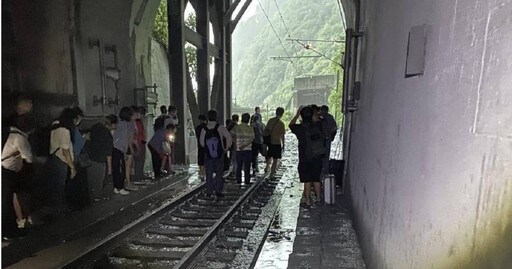 台鐵搶通「崇德到和仁段」 事故列車造價8億…連夜拖出隧道