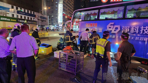 台北車站前暗夜車禍 國光客運右轉擦撞「老翁被捲入車底」