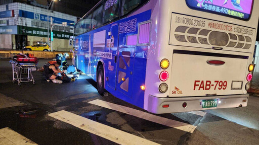 台北車站前暗夜車禍 國光客運右轉擦撞「老翁被捲入車底」