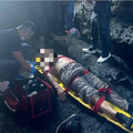 74歲老翁跌落三仙台礁岩石縫 警消海巡聯手救援脫困