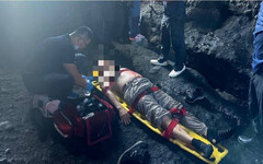 74歲老翁跌落三仙台礁岩石縫 警消海巡聯手救援脫困