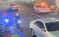 通化夜市旁「BMW敞篷車」突自燃 駕駛急下車滅火