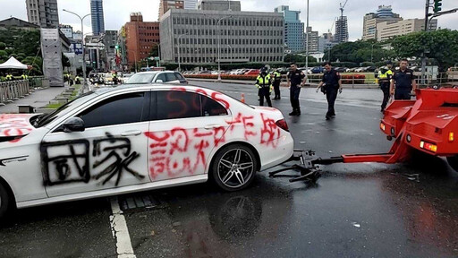 白賓士噴漆「國家認知作戰」衝撞總統府花台 49歲男車上放家當拒配合調查