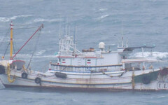 澎湖漁船遭登檢帶回！陸海警廣播：請勿干擾 海巡2艇對峙「7海警船」