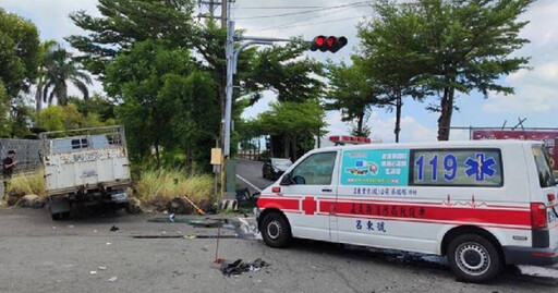 嘉義救護車出任務慘遭小貨車衝撞！ 「車頭粉碎」釀3傷送醫