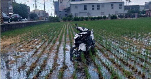 苗栗18歲男騎士閃車自撞電桿！噴落田中「犁田」 昏迷送醫仍不治