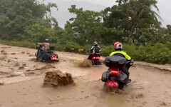 重機跑山雨後土石流狂瀉 驚險畫面曝光完全「沒退路」