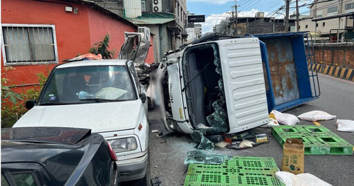 連環撞路邊3車全毀！貨車翻覆擋風玻璃全碎 現場慘況曝光