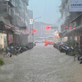 快訊／午後雷陣雨狂炸！北市吳興街排水不及 水淹半個輪胎高