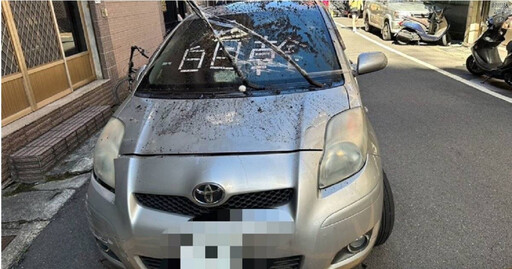 車被潑土雨刷插油桶 擋風玻璃被貼「白目X」惡嫌遭逮送辦