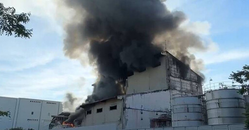 高雄廢棄物處理場惡火燒掉大半廠區 出動近百名消防員救火