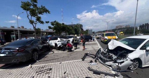 車頭全毀！轎車暴衝楊梅休息站連撞4車 害3人受傷急送醫