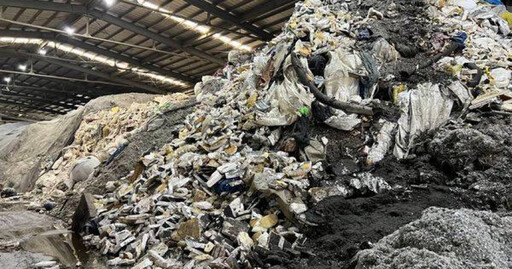 聯結車翻覆揭露廢棄物黑幕 33人涉案不法利益高達1億6400萬