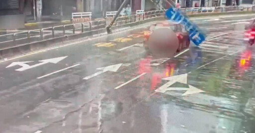 颱風天打滑！貨車猛撞標誌桿再砸對向轎車 驚險畫面曝