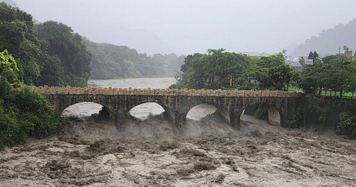 颱風狂襲南投溪水暴漲市區積水成河 數10輛車泡水古蹟橋梁封閉