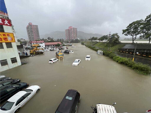 颱風狂襲南投溪水暴漲市區積水成河 數10輛車泡水古蹟橋梁封閉